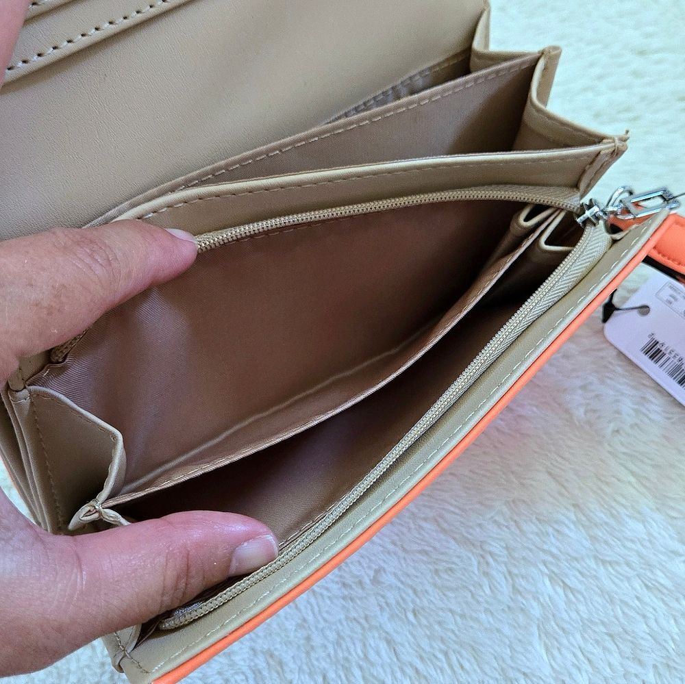 Guess❓️ "Finnian" Wristlet - NWT - Picture 15 of 16